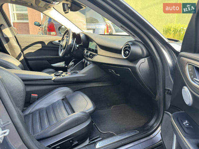 Сірий Альфа Ромео Джулія, об'ємом двигуна 2 л та пробігом 101 тис. км за 23600 $, фото 21 на Automoto.ua