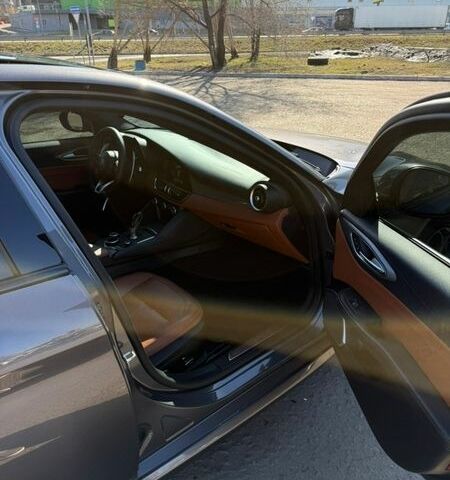 Сірий Альфа Ромео Джулія, об'ємом двигуна 2 л та пробігом 66 тис. км за 19200 $, фото 23 на Automoto.ua