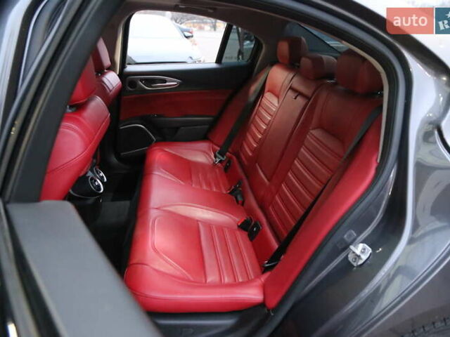 Сірий Альфа Ромео Джулія, об'ємом двигуна 2 л та пробігом 75 тис. км за 17500 $, фото 9 на Automoto.ua