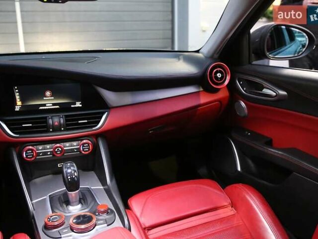 Сірий Альфа Ромео Джулія, об'ємом двигуна 2 л та пробігом 75 тис. км за 17500 $, фото 12 на Automoto.ua