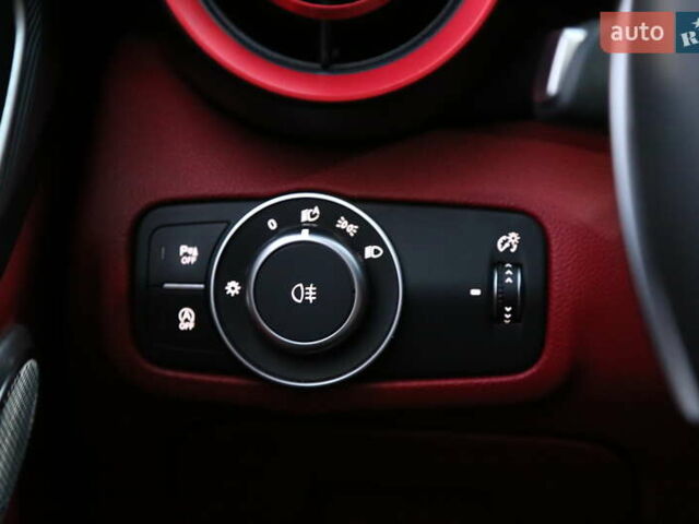 Сірий Альфа Ромео Джулія, об'ємом двигуна 2 л та пробігом 75 тис. км за 17500 $, фото 22 на Automoto.ua