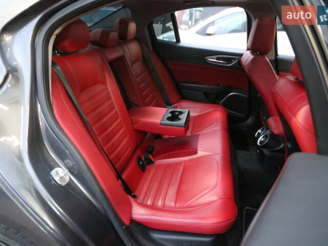 Сірий Альфа Ромео Джулія, об'ємом двигуна 2 л та пробігом 75 тис. км за 17500 $, фото 10 на Automoto.ua