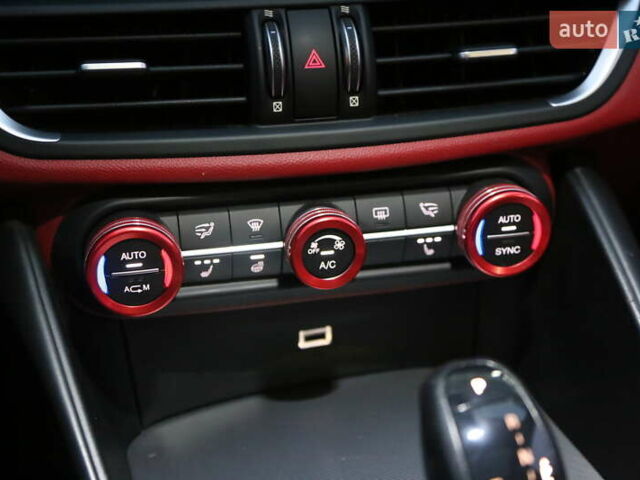 Сірий Альфа Ромео Джулія, об'ємом двигуна 2 л та пробігом 75 тис. км за 17500 $, фото 20 на Automoto.ua