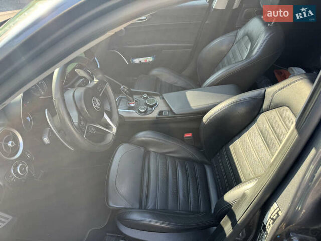 Сірий Альфа Ромео Джулія, об'ємом двигуна 2 л та пробігом 101 тис. км за 23600 $, фото 16 на Automoto.ua