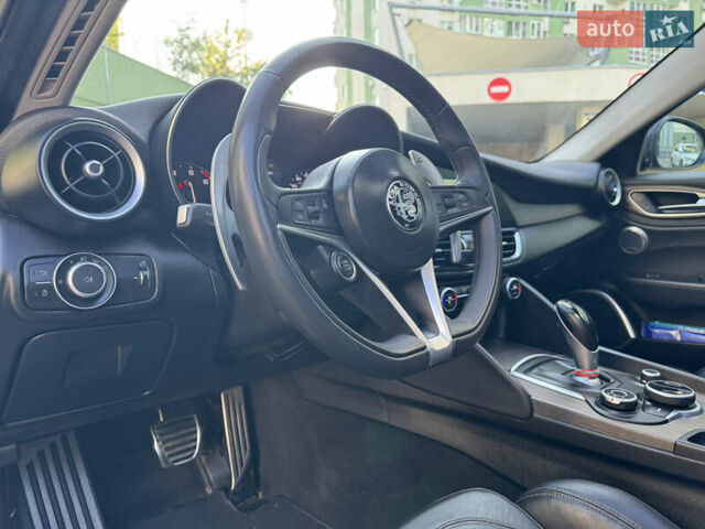 Сірий Альфа Ромео Джулія, об'ємом двигуна 2 л та пробігом 101 тис. км за 23600 $, фото 30 на Automoto.ua