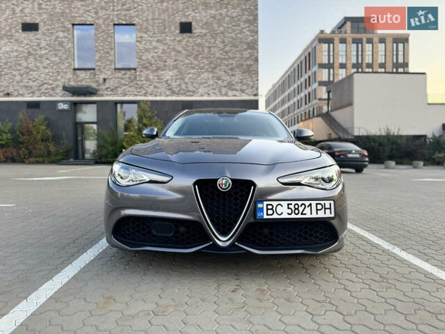Сірий Альфа Ромео Джулія, об'ємом двигуна 2 л та пробігом 101 тис. км за 23600 $, фото 2 на Automoto.ua