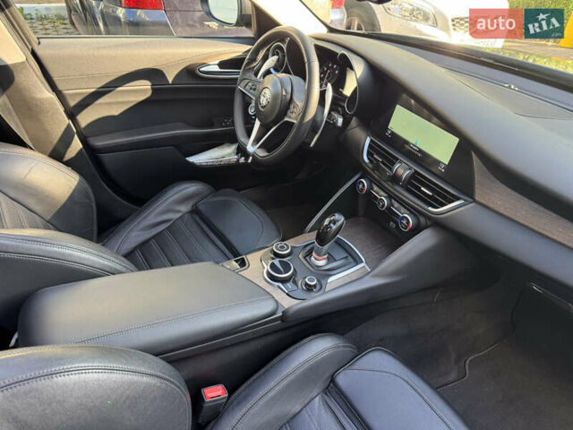 Сірий Альфа Ромео Джулія, об'ємом двигуна 2 л та пробігом 101 тис. км за 23600 $, фото 25 на Automoto.ua