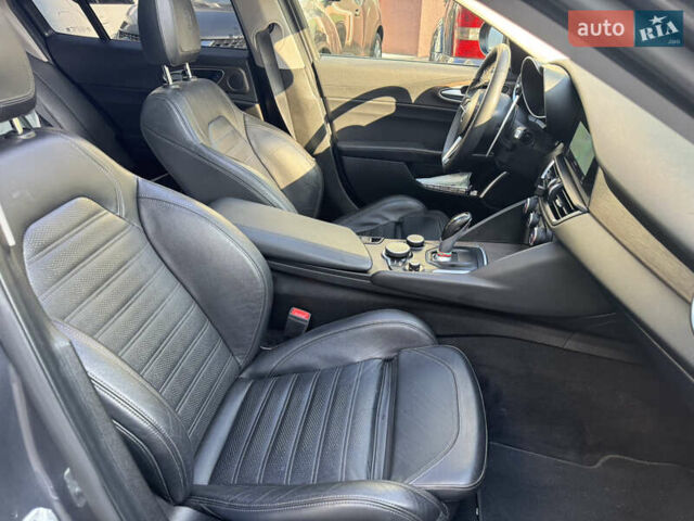 Сірий Альфа Ромео Джулія, об'ємом двигуна 2 л та пробігом 101 тис. км за 23600 $, фото 22 на Automoto.ua