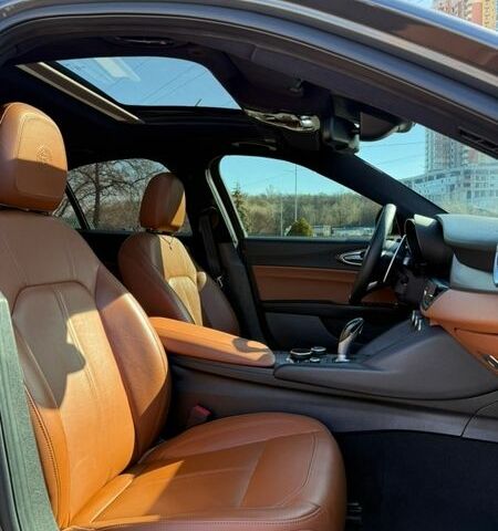 Сірий Альфа Ромео Джулія, об'ємом двигуна 2 л та пробігом 66 тис. км за 19200 $, фото 25 на Automoto.ua