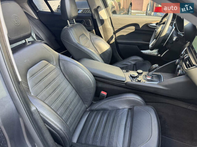 Сірий Альфа Ромео Джулія, об'ємом двигуна 2 л та пробігом 101 тис. км за 23600 $, фото 23 на Automoto.ua