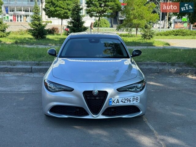 Сірий Альфа Ромео Джулія, об'ємом двигуна 2 л та пробігом 84 тис. км за 17800 $, фото 1 на Automoto.ua