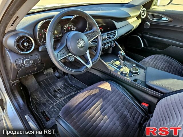 Сірий Альфа Ромео Джулія, об'ємом двигуна 2 л та пробігом 66 тис. км за 21500 $, фото 8 на Automoto.ua