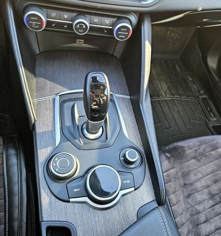 Серый Альфа Ромео Джулия, объемом двигателя 2 л и пробегом 66 тыс. км за 25000 $, фото 9 на Automoto.ua