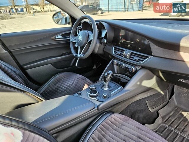 Серый Альфа Ромео Джулия, объемом двигателя 2 л и пробегом 66 тыс. км за 25000 $, фото 5 на Automoto.ua