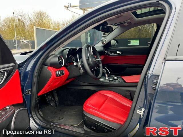 Сірий Альфа Ромео Джулія, об'ємом двигуна 2 л та пробігом 77 тис. км за 25000 $, фото 5 на Automoto.ua