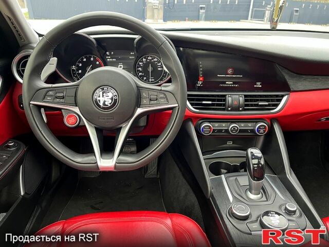 Сірий Альфа Ромео Джулія, об'ємом двигуна 2 л та пробігом 77 тис. км за 25000 $, фото 7 на Automoto.ua