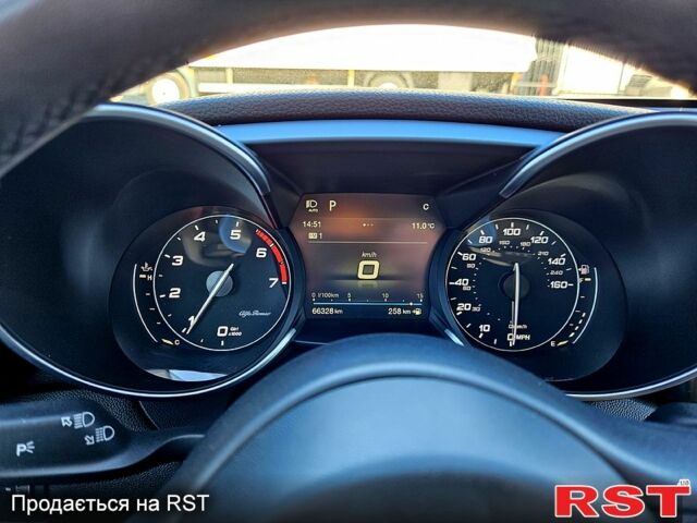 Сірий Альфа Ромео Джулія, об'ємом двигуна 2 л та пробігом 66 тис. км за 21500 $, фото 6 на Automoto.ua