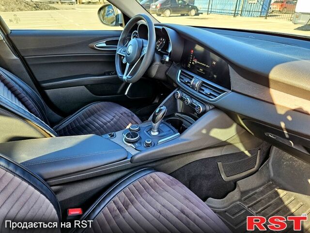 Сірий Альфа Ромео Джулія, об'ємом двигуна 2 л та пробігом 66 тис. км за 21500 $, фото 5 на Automoto.ua