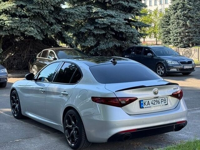 Сірий Альфа Ромео Джулія, об'ємом двигуна 2 л та пробігом 84 тис. км за 17800 $, фото 5 на Automoto.ua