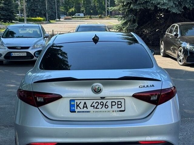 Сірий Альфа Ромео Джулія, об'ємом двигуна 2 л та пробігом 84 тис. км за 17800 $, фото 4 на Automoto.ua