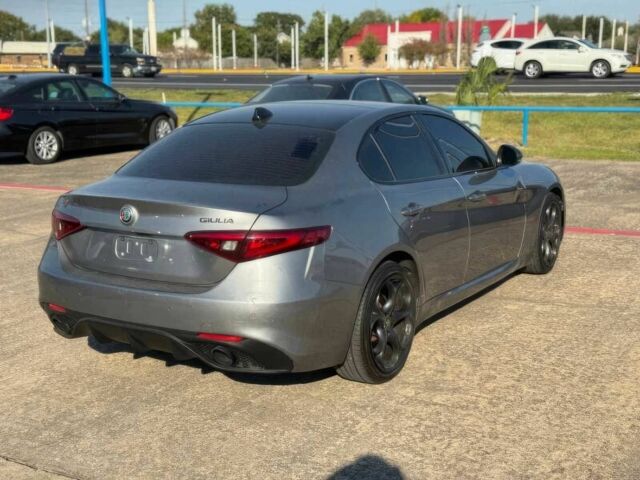Серый Альфа Ромео Джулия, объемом двигателя 2 л и пробегом 35 тыс. км за 17300 $, фото 5 на Automoto.ua
