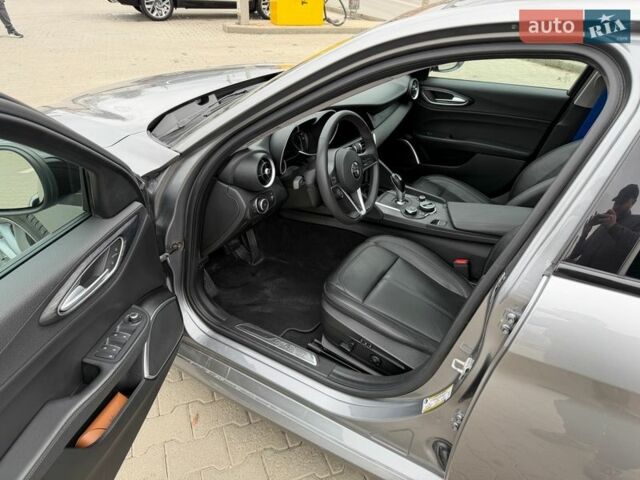 Сірий Альфа Ромео Джулія, об'ємом двигуна 2 л та пробігом 60 тис. км за 20700 $, фото 6 на Automoto.ua