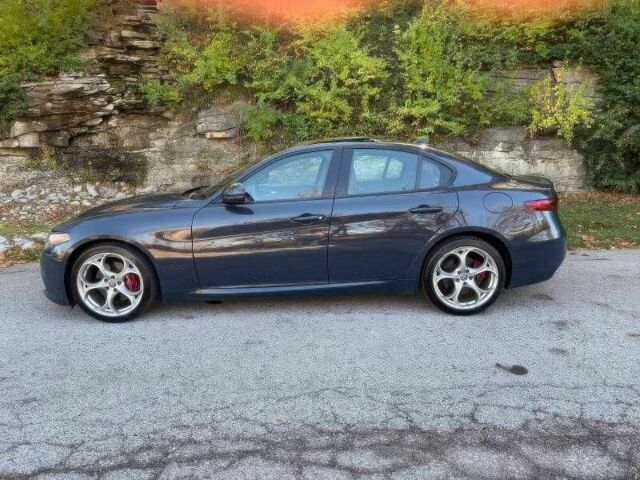 Серый Альфа Ромео Джулия, объемом двигателя 2 л и пробегом 66 тыс. км за 5500 $, фото 6 на Automoto.ua