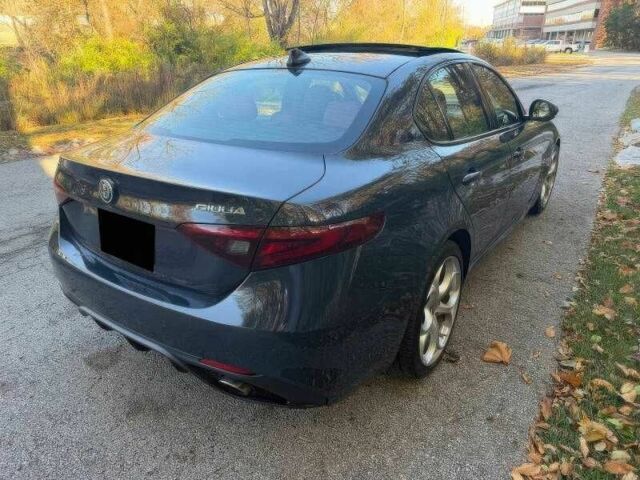 Серый Альфа Ромео Джулия, объемом двигателя 2 л и пробегом 66 тыс. км за 5500 $, фото 4 на Automoto.ua