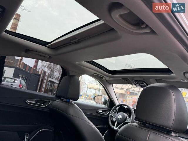 Сірий Альфа Ромео Джулія, об'ємом двигуна 2 л та пробігом 60 тис. км за 20700 $, фото 8 на Automoto.ua