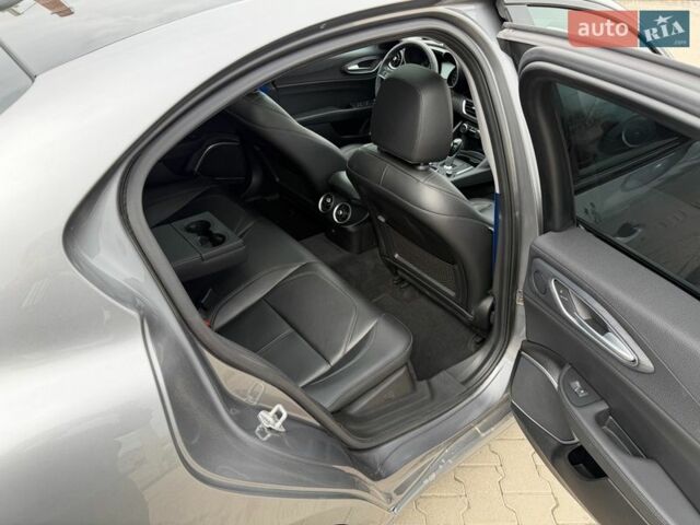 Сірий Альфа Ромео Джулія, об'ємом двигуна 2 л та пробігом 60 тис. км за 20700 $, фото 10 на Automoto.ua