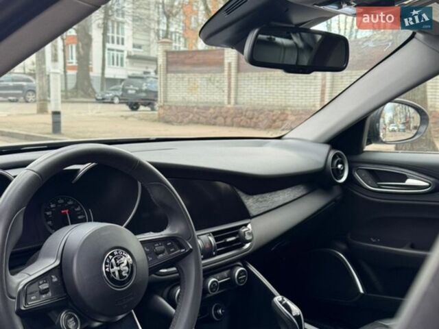Серый Альфа Ромео Джулия, объемом двигателя 2 л и пробегом 55 тыс. км за 20999 $, фото 10 на Automoto.ua