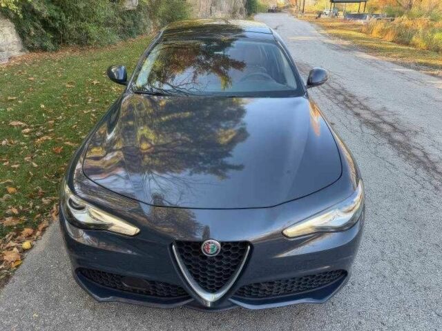 Серый Альфа Ромео Джулия, объемом двигателя 2 л и пробегом 66 тыс. км за 5500 $, фото 1 на Automoto.ua
