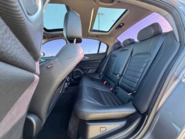 Серый Альфа Ромео Джулия, объемом двигателя 2 л и пробегом 35 тыс. км за 17300 $, фото 9 на Automoto.ua