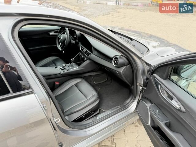 Сірий Альфа Ромео Джулія, об'ємом двигуна 2 л та пробігом 60 тис. км за 20700 $, фото 7 на Automoto.ua