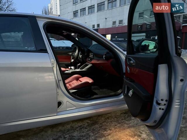 Серый Альфа Ромео Джулия, объемом двигателя 2 л и пробегом 102 тыс. км за 26800 $, фото 5 на Automoto.ua