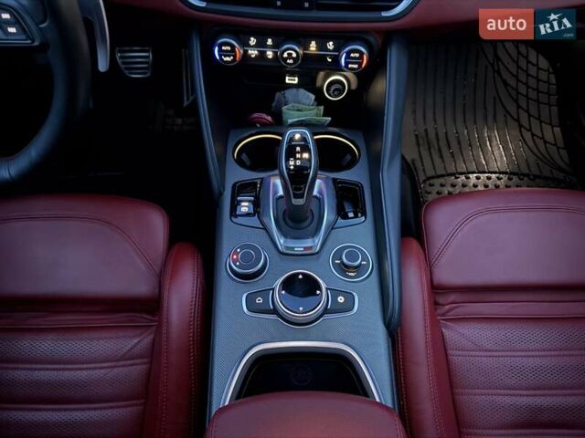 Серый Альфа Ромео Джулия, объемом двигателя 2 л и пробегом 102 тыс. км за 26800 $, фото 8 на Automoto.ua