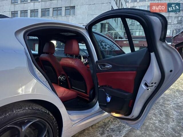 Серый Альфа Ромео Джулия, объемом двигателя 2 л и пробегом 102 тыс. км за 26800 $, фото 11 на Automoto.ua