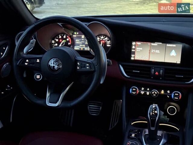 Серый Альфа Ромео Джулия, объемом двигателя 2 л и пробегом 102 тыс. км за 26800 $, фото 10 на Automoto.ua