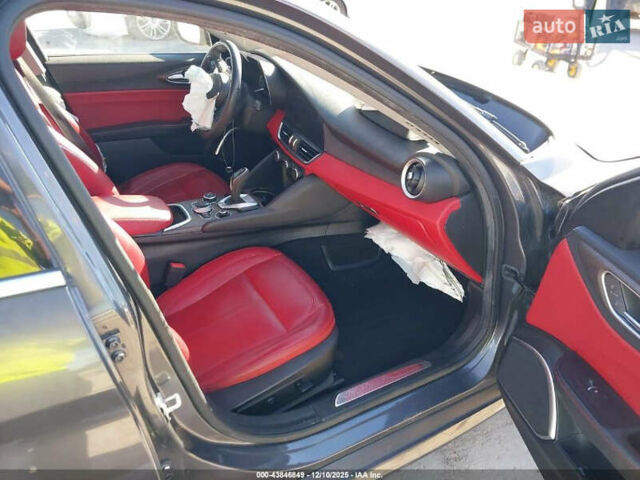 Сірий Альфа Ромео Джулія, об'ємом двигуна 0 л та пробігом 71 тис. км за 9500 $, фото 5 на Automoto.ua