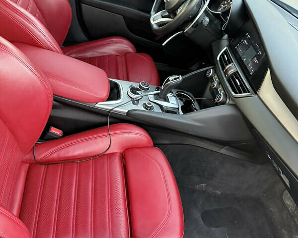 Серый Альфа Ромео Джулия, объемом двигателя 2 л и пробегом 50 тыс. км за 19500 $, фото 10 на Automoto.ua