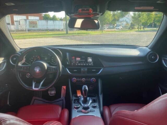 Серый Альфа Ромео Джулия, объемом двигателя 2 л и пробегом 14 тыс. км за 12600 $, фото 8 на Automoto.ua