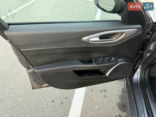 Серый Альфа Ромео Джулия, объемом двигателя 2 л и пробегом 50 тыс. км за 19500 $, фото 7 на Automoto.ua