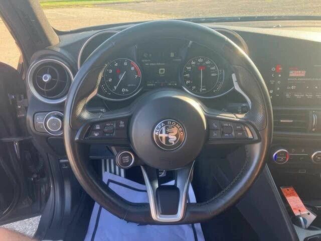 Серый Альфа Ромео Джулия, объемом двигателя 2 л и пробегом 14 тыс. км за 12600 $, фото 9 на Automoto.ua