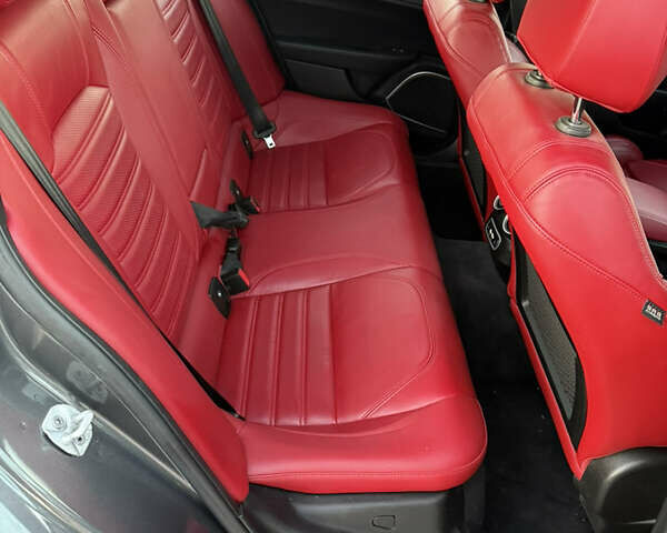 Серый Альфа Ромео Джулия, объемом двигателя 2 л и пробегом 50 тыс. км за 19500 $, фото 11 на Automoto.ua