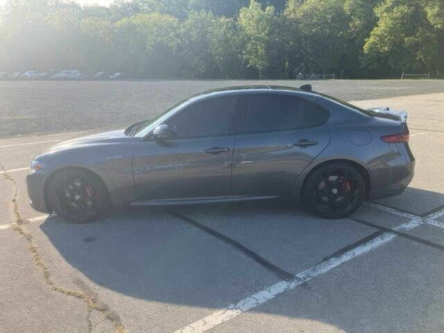 Серый Альфа Ромео Джулия, объемом двигателя 2 л и пробегом 14 тыс. км за 12600 $, фото 7 на Automoto.ua