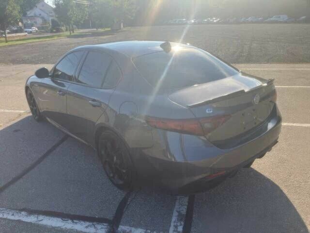 Серый Альфа Ромео Джулия, объемом двигателя 2 л и пробегом 14 тыс. км за 12600 $, фото 6 на Automoto.ua