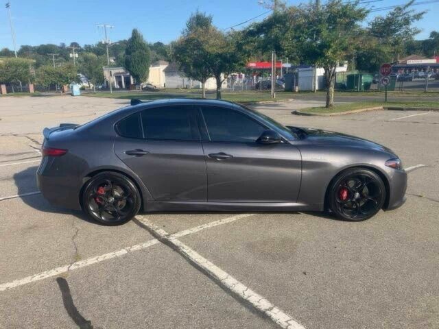 Серый Альфа Ромео Джулия, объемом двигателя 2 л и пробегом 14 тыс. км за 12600 $, фото 3 на Automoto.ua