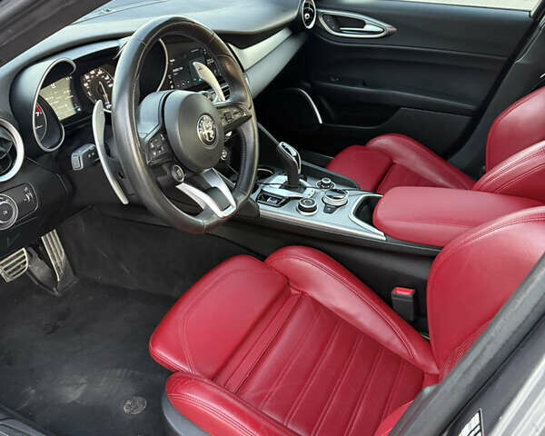 Серый Альфа Ромео Джулия, объемом двигателя 2 л и пробегом 50 тыс. км за 19500 $, фото 8 на Automoto.ua