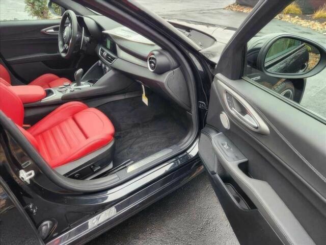 Серый Альфа Ромео Джулия, объемом двигателя 2 л и пробегом 18 тыс. км за 7000 $, фото 7 на Automoto.ua