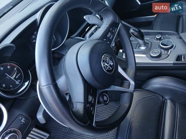 Синий Альфа Ромео Джулия, объемом двигателя 2 л и пробегом 119 тыс. км за 16999 $, фото 5 на Automoto.ua
